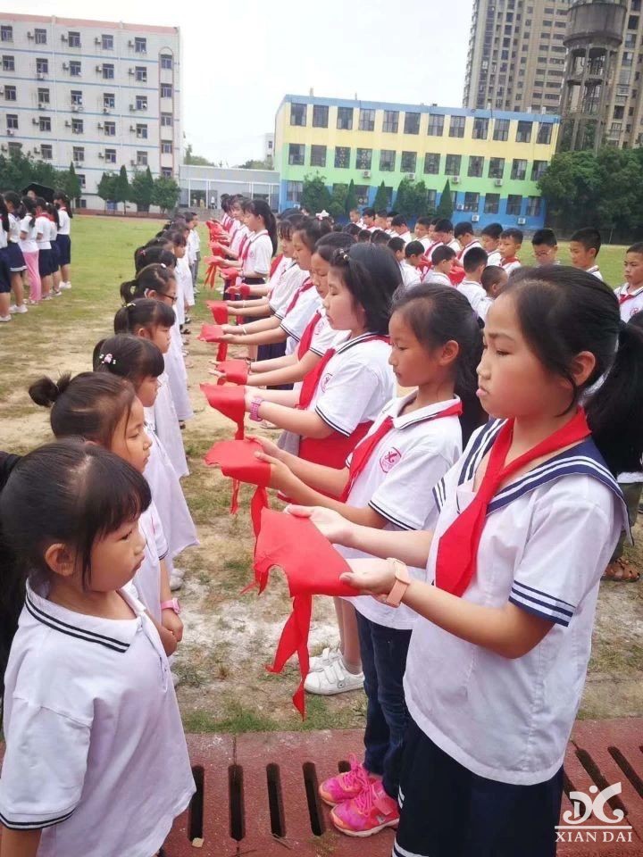 筑夢(mèng)少先隊(duì)，領(lǐng)巾迎風(fēng)揚(yáng)